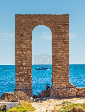 Foto de Arco cerca del Cothon fenicio y el cementerio en el escudo de armas de Mahdia, Túnez. Norte de África - Imagen libre de derechos