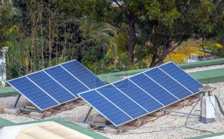 Sonnenkollektoren auf einem Dach installiert