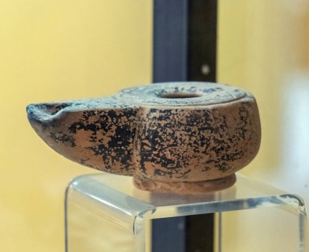 Foto de Artefactos fenicios y cartagineses en el Museo Púnica y Romano de Utica - Imagen libre de derechos