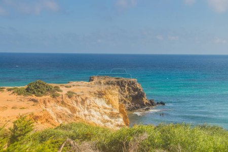 Téléchargez les photos : Mer et montagne à Ras Hammam Beach. Cliff Views and Natural Beauty in Tunisia. Noth Afrique - en image libre de droit