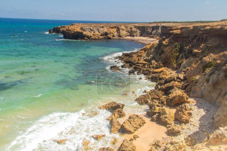 Téléchargez les photos : Mer et montagne à Ras Hammam Beach. Cliff Views and Natural Beauty in Tunisia. Noth Afrique - en image libre de droit