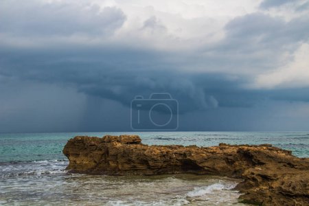 Téléchargez les photos : Plage rocheuse avec ciel nuageux : beauté côtière du Cap Serrat à Bizerte, Tunisie - en image libre de droit