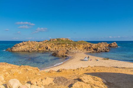 Téléchargez les photos : Ong Jmal Beach : Sérénité rocheuse sur les rives côtières de Bizerte, Tunisie - en image libre de droit