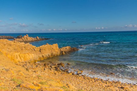 Téléchargez les photos : Ong Jmal Beach : Sérénité rocheuse sur les rives côtières de Bizerte, Tunisie - en image libre de droit