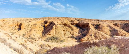 Téléchargez les photos : Une montagne jaune dans le désert de Medenine, Tunisie - en image libre de droit