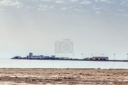 Téléchargez les photos : Port de pêche animé de Medenine dans le sud de la Tunisie - en image libre de droit