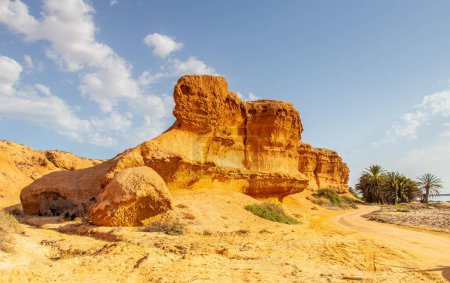 Téléchargez les photos : Une montagne jaune dans le désert de Medenine, Tunisie - en image libre de droit