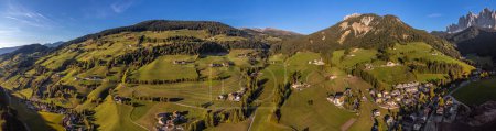 Téléchargez les photos : Santa Maddalena, Italie - Vue panoramique aérienne du village de Santa Maddalena de jour. Paysage d'automne avec maisons tyroliennes traditionnelles, sommets montagneux en arrière-plan par un après-midi ensoleillé au Tyrol du Sud - en image libre de droit