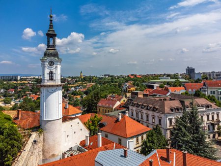 Veszprem, Ungarn - Luftaufnahme des Feuerwachtturms am Ovaros-Platz, Burgviertel von Veszprem mit mittelalterlichen Gebäuden an einem sonnigen Sommertag mit klarem blauen Himmel