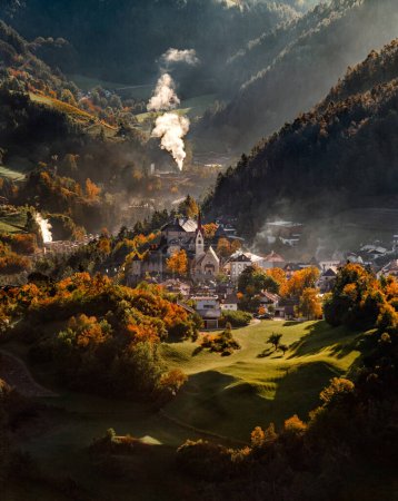 Foto de Gufidaun, Italy - Dreamy autumn morning at Gufidaun (Gudon), a small alpen village near Klausen in South Tyrol, the Italian Dolomites - Imagen libre de derechos