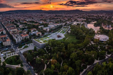 Foto de Budapest, Hungary - Aerial panoramic skyline of Budapest at dusk with colorful sunset. This view includes Museum of Ethnography, Heroes' Square, House of Music, Museum of Fine Arts, Vajdahunyad castle - Imagen libre de derechos