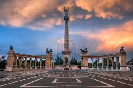Foto de Budapest, Hungría - Nubes únicas de mamíferos sobre el Monumento al Milenio de la Plaza de los Héroes en Budapest después de una fuerte tormenta eléctrica en una puesta de sol de verano por la tarde - Imagen libre de derechos