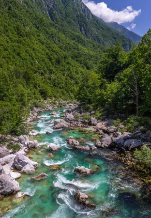 Téléchargez les photos : Soca Valley, Slovénie - Vue aérienne panoramique sur la rivière alpine émeraude Soca par une journée d'été ensoleillée avec un feuillage vert. Rafting en eaux vives en Slovénie - en image libre de droit