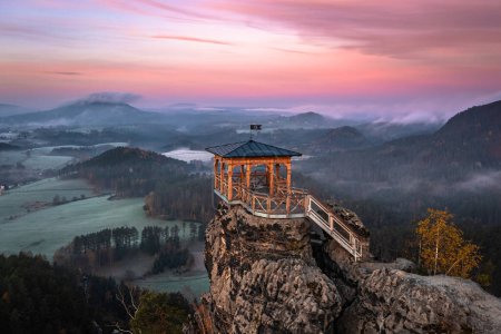Foto de Jetrichovice, República Checa - Vista aérea de Mariina Vyhlidka (vista de María) mirador con niebla paisaje de otoño checo y colorido cielo rosa amanecer en el Parque Nacional de la Suiza de Bohemia - Imagen libre de derechos