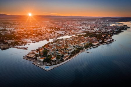 Téléchargez les photos : Zadar, Croatie Vue panoramique aérienne de la vieille ville de Zadar par la mer Adriatique avec horizon de Zadar, orgue marin, ciel bleu et soleil levant doré par un matin d'été lumineux - en image libre de droit