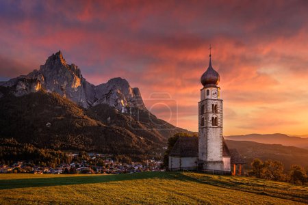 Foto de Seis am Schlern, Italia - Famosa Iglesia de San Valentín y famoso Monte Sciliar con espectacular puesta de sol de colores otoñales y paisajes idílicos de montaña en los Dolomitas italianos, Tirol del Sur - Imagen libre de derechos