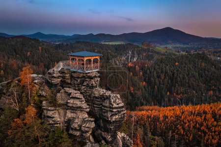 Foto de Jetrichovice, República Checa - Vista aérea de Mariina Vyhlidka (vista de María) mirador con un hermoso paisaje de otoño checo y cielo colorido puesta de sol en la región de la Suiza bohemia - Imagen libre de derechos