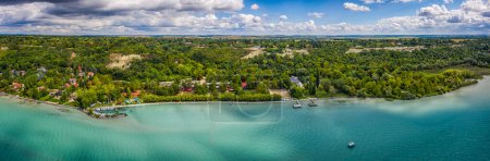 Téléchargez les photos : Balatonakarattya, Hongrie - Vue panoramique aérienne de la plage de Bercsenyi à Balatonakarattya par une journée d'été ensoleillée avec lac Balaton turquoise, ciel bleu et nuages - en image libre de droit