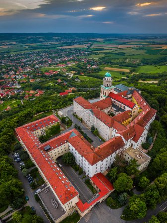 Téléchargez les photos : Pannonhalma, Hongrie - Vue panoramique aérienne de la belle abbaye bénédictine millénaire de Pannonhalma (Pannonhalmi Apatsag) avec ciel bleu et feuillage vert en été - en image libre de droit
