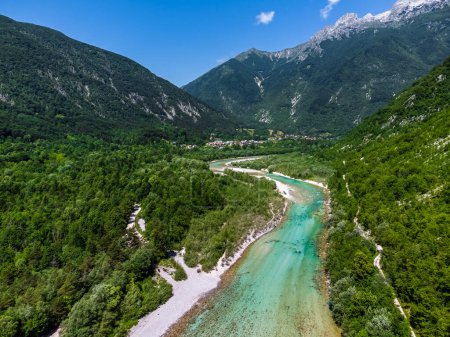 Téléchargez les photos : Soca Valley, Slovénie - Vue aérienne de la rivière alpine émeraude Soca par une belle journée ensoleillée avec les Alpes juliennes, ciel bleu et feuillage vert - en image libre de droit