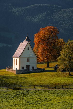 Téléchargez les photos : Villandro, Italie Beau paysage d'automne au village de Villandro dans le Tyrol du Sud, les Dolomites italiennes avec belle petite chapelle et arbres et feuillage de couleur orange - en image libre de droit