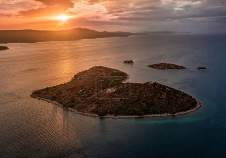 Téléchargez les photos : Galesnjak, Croatie - Vue aérienne de la belle île en forme de cœur Galesnjak avec un coucher de soleil spectaculaire coloré en été au-dessus de la mer Adriatique méditerranéenne à la région de la Dalmatie - en image libre de droit