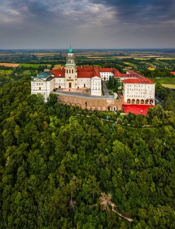 Téléchargez les photos : Pannonhalma, Hongrie - Vue aérienne de la belle abbaye bénédictine millénaire de Pannonhalma (Pannonhalmi Apatsag) avec ciel bleu clair et feuillage vert en été - en image libre de droit