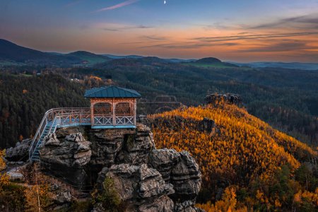 Foto de Jetrichovice, República Checa - Vista aérea de Mariina Vyhlidka (vista de María) con un hermoso paisaje de otoño checo y colorido cielo dorado al atardecer en la región de la Suiza bohemia - Imagen libre de derechos