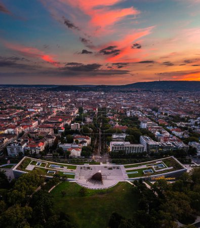 Foto de Budapest, Hungría - Vista panorámica aérea del Museo de Etnografía en City Park con el horizonte de Budapest al fondo y colorido atardecer sobre la capital de Hungría - Imagen libre de derechos