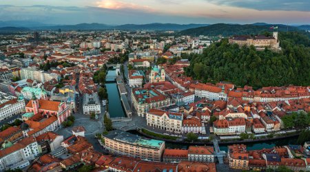 Téléchargez les photos : Ljubljana, Slovénie - Vue panoramique aérienne de Ljubljana par un après-midi d "été avec l" église franciscaine de l'Annonciation, le château de Ljubljana, la cathédrale de Ljubljana et les toits de la capitale slovène - en image libre de droit
