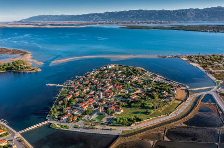 Téléchargez les photos : Nin, Croatie - Vue panoramique aérienne de la ville historique et de la petite île de Nin avec des champs de sel traditionnels et la mer Adriatique bleue par un matin d'été ensoleillé dans la région de Dalmatie en Croatie - en image libre de droit