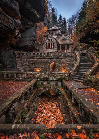 Hresko, Tschechische Republik - Schöne geschwungene Steintreppe und Steinhaus in den tschechischen Wäldern in der Nähe von Hresko im Herbst mit bunten Herbstblättern und Laub
