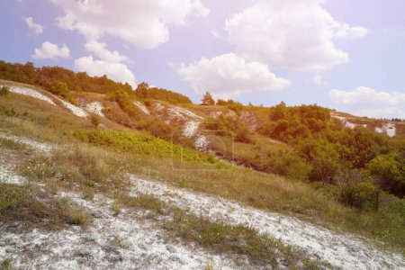 Foto de Antiguas montañas de tiza multimillonarias en la superficie de la estepa de la tierra. Montañas de tiza blanca en la reserva del parque Dvurechansky en Ucrania - Imagen libre de derechos