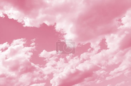 Ein blauer Himmel mit vielen weißen Wolken in verschiedenen Größen Bild getönt in Viva Magenta, Farbe des Jahres 2023