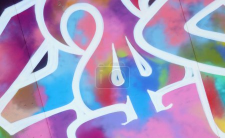 Kolorowe tło malarstwa graffiti z jasnymi paskami aerozolowymi na metalowej ścianie. Stara uliczna sztuka zrobiona z puszek farby aerozolowej. Współczesna kultura młodzieży