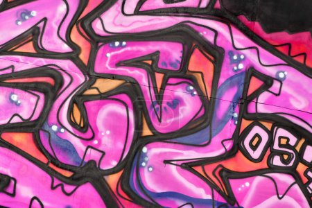 Foto de Fondo colorido de obras de arte de pintura de graffiti con tiras de aerosol brillantes y hermosos colores. Obra de arte callejero de la vieja escuela hecha con latas de pintura en aerosol. Fondo de la cultura juvenil contemporánea - Imagen libre de derechos
