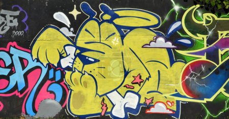 Foto de Fondo colorido de obras de arte de pintura de graffiti con tiras de aerosol brillantes en la pared de metal. Obra de arte callejero de la vieja escuela hecha con latas de pintura en aerosol. Fondo de la cultura juvenil contemporánea - Imagen libre de derechos