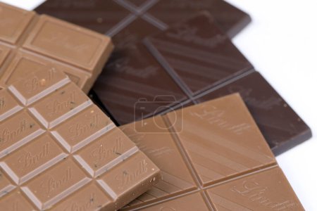 Téléchargez les photos : KYIV, UKRAINE - MAY 4, 2022 Lindt Swiss luxury brand chocolate brown tablets with embossed original company logo. - en image libre de droit