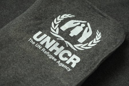 Foto de KYIV, UCRANIA - 4 de mayo de 2022 ACNUR El logotipo de la Agencia de las Naciones Unidas para los Refugiados en las mantas grises humanitarias de los bienes de ayuda humanitaria - Imagen libre de derechos