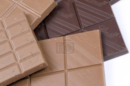 Téléchargez les photos : KYIV, UKRAINE - MAY 4, 2022 Lindt Swiss luxury brand chocolate brown tablets with embossed original company logo. - en image libre de droit