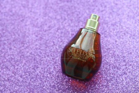 Foto de KYIV, UCRANIA - 4 de mayo de 2022 Botella de So Elixir Bois Sensuei perfume de Yves Rocher sobre fondo brillante - Imagen libre de derechos