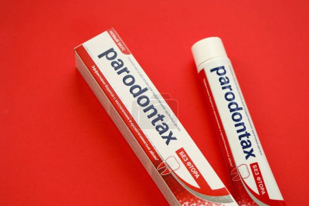 Foto de KYIV, UCRANIA - 4 de mayo de 2022 Paquete de pasta dental Parodontax sobre fondo brillante - Imagen libre de derechos