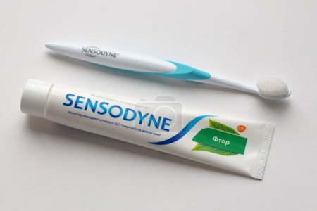 Foto de KYIV, UCRANIA - 4 DE MAYO DE 2022 Sensodyne flúor o flúor es una pasta dental de flúor diaria que ayuda a proteger contra la sensibilidad dental - Imagen libre de derechos