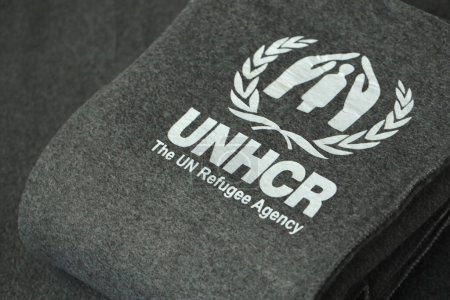 Téléchargez les photos : KYIV, UKRAINE - MAY 4, 2022 UNHCR The UN Refugee Agency logo on humanitarian grey blankets from humanitarian aid goods - en image libre de droit