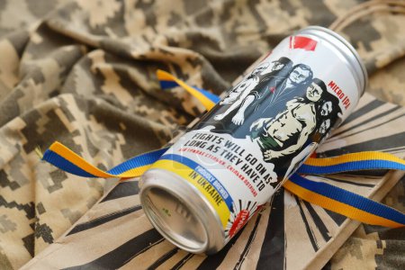 Foto de KYIV, UCRANIA - 4 DE MAYO DE 2022 Cerveza elaborada localmente llamada Fights continuará mientras tengan que presentar al presidente Volodymyr Zelensky, un prominente ucraniano en lata - Imagen libre de derechos