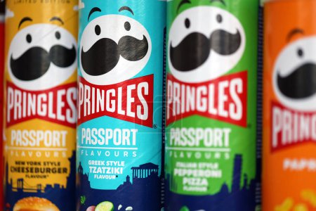 Foto de KYIV, UCRANIA - 7 de julio de 2023: Pringles edición pasaporte chips latas con diferentes sabores y sabores - Imagen libre de derechos