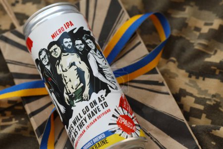 Foto de KYIV, UCRANIA - 4 DE MAYO DE 2022 Cerveza elaborada localmente llamada Fights continuará mientras tengan que presentar al presidente Volodymyr Zelensky, un prominente ucraniano en lata - Imagen libre de derechos