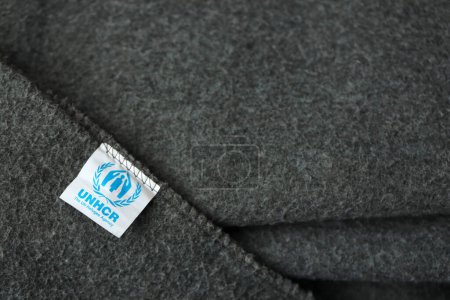 Foto de KYIV, UCRANIA - 4 de mayo de 2022 ACNUR El logotipo de la Agencia de las Naciones Unidas para los Refugiados en las mantas grises humanitarias de los bienes de ayuda humanitaria - Imagen libre de derechos
