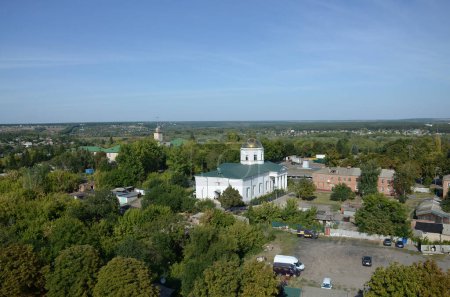 Foto de KHARKIV, UCRANIA - 27 de agosto de 2019 Vista aérea de la ciudad de Chuhuiv, lugar de nacimiento de Ilya Repin, un famoso escultor y pintor de la escuela de arte Peredvizhniki - Imagen libre de derechos