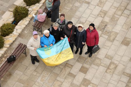 Téléchargez les photos : TERNOPIL, UKRAINE - 2 AVRIL 2023 Peuple avec drapeau pendant la mission dans le complexe de Jérusalem ukrainienne dans le centre spirituel Mari de Zarvanytsia Dans le district de Terebovlya de la région de Ternopil - en image libre de droit